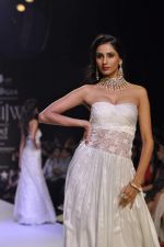 Model walk the ramp for Kashi Jewels on Day 4 of IIJW 2013 on 7th Aug 2013 (25).JPG